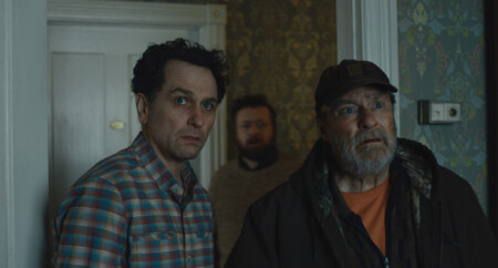 Die Horror-Comedy-Serie „Wodow’s Bay“ mit Matthew Rhys (links) in der Hauptrolle kann bei Apple TV gestreamt werden.