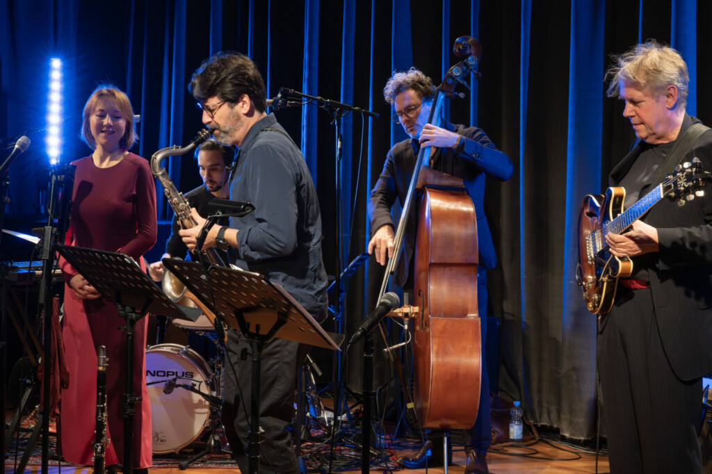 Die fünf Jazz-Künstler beim Spielen auf der Bühne.