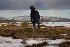 Eythor Arnalds geht mit dem Cello auf dem Rücken durch Islands atemberaubende Landschaft.