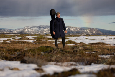 Eythor Arnalds geht mit dem Cello auf dem Rücken durch Islands atemberaubende Landschaft.