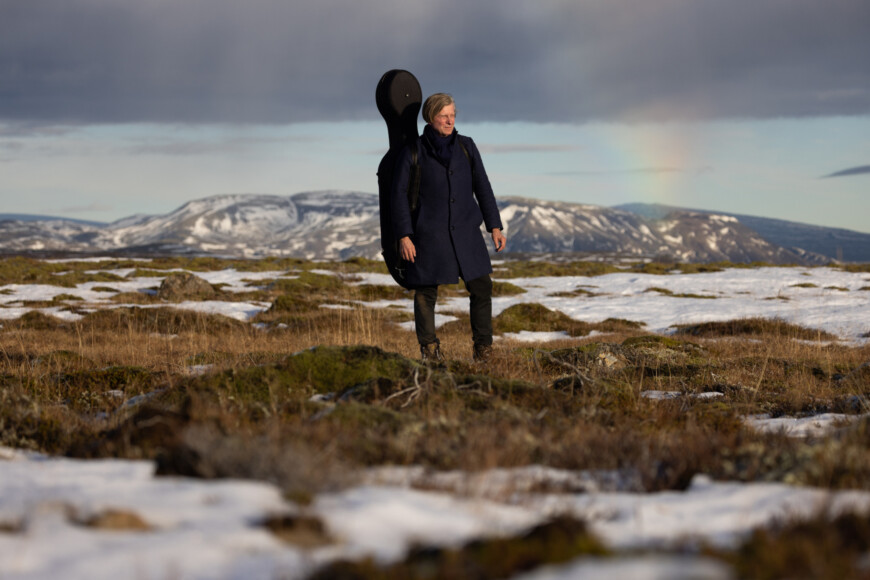 Eythor Arnalds geht mit dem Cello auf dem Rücken durch Islands atemberaubende Landschaft.