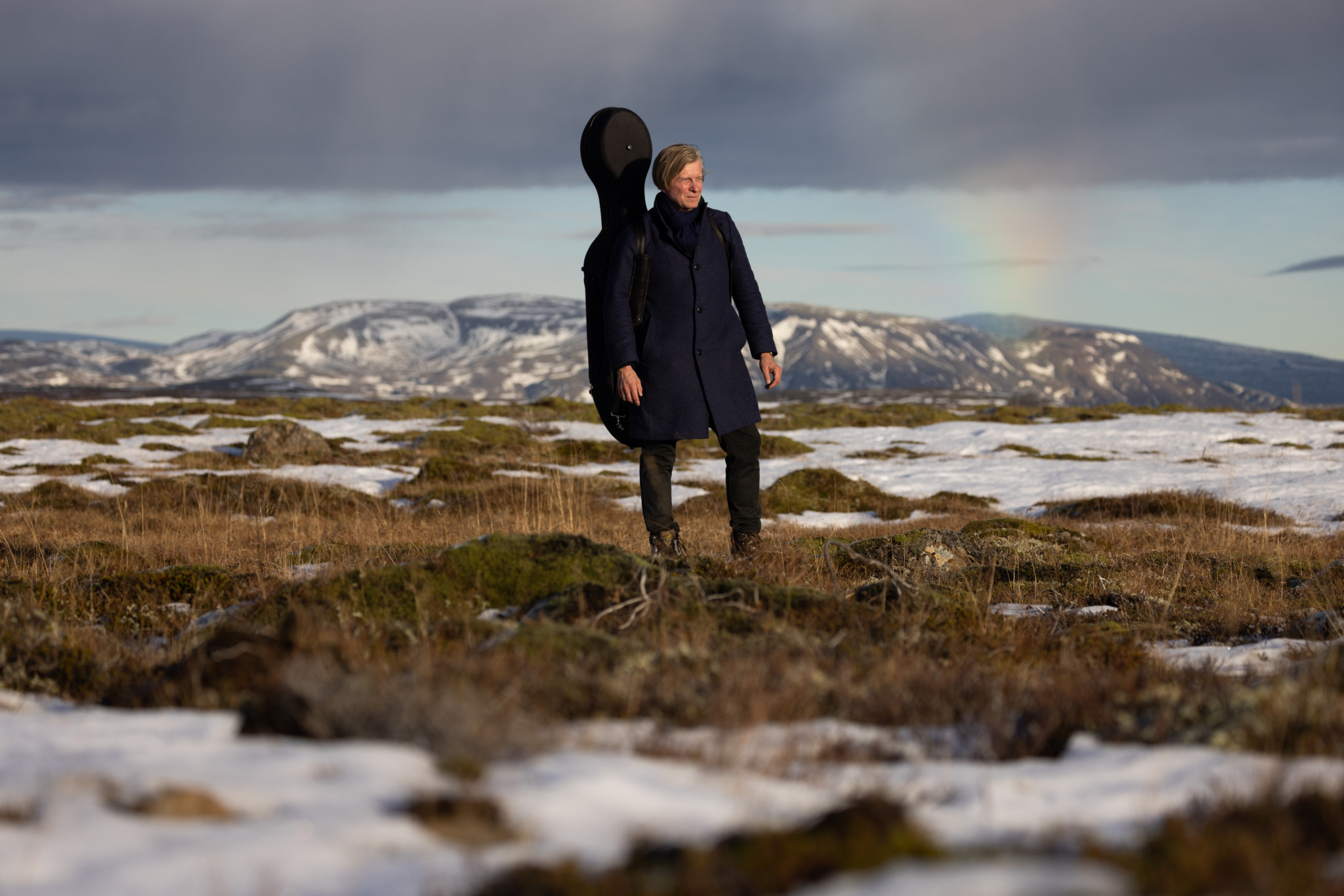 Eythor Arnalds geht mit dem Cello auf dem Rücken durch Islands atemberaubende Landschaft.
