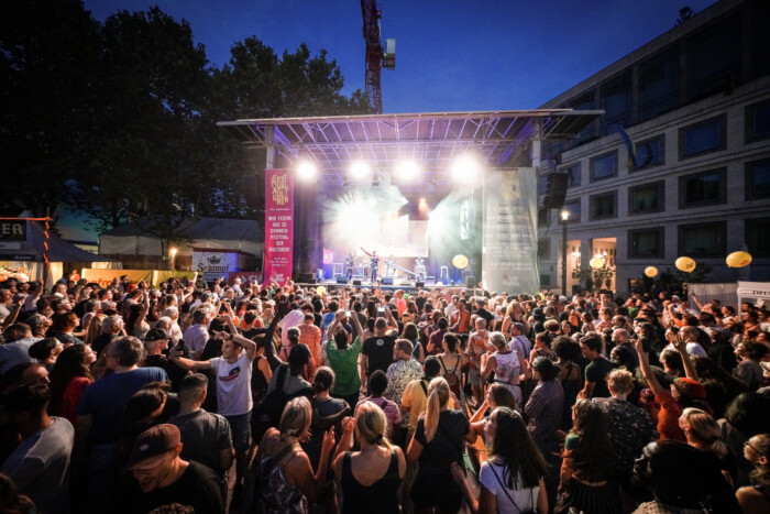 Die Bühne des Sommerfestival der Kulturen mit Publikum davor.