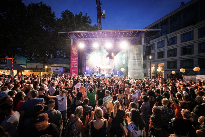Die Bühne des Sommerfestival der Kulturen mit Publikum davor.
