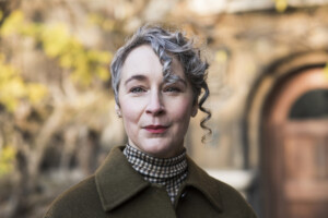 Portraitfoto Leonie Swann, die mit ihrem neuen Schafskrimi „Widdersehen“ auf Lesereise geht