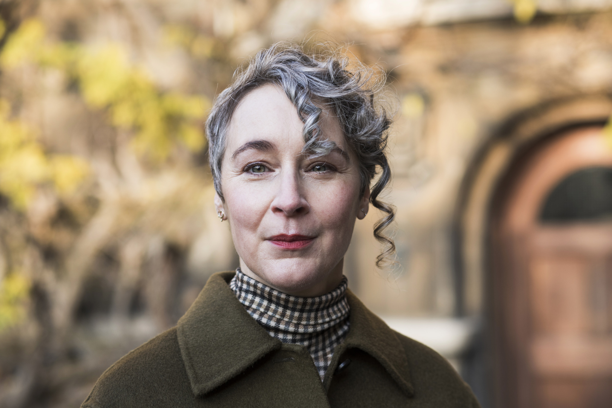 Portraitfoto Leonie Swann, die mit ihrem neuen Schafskrimi „Widdersehen“ auf Lesereise geht