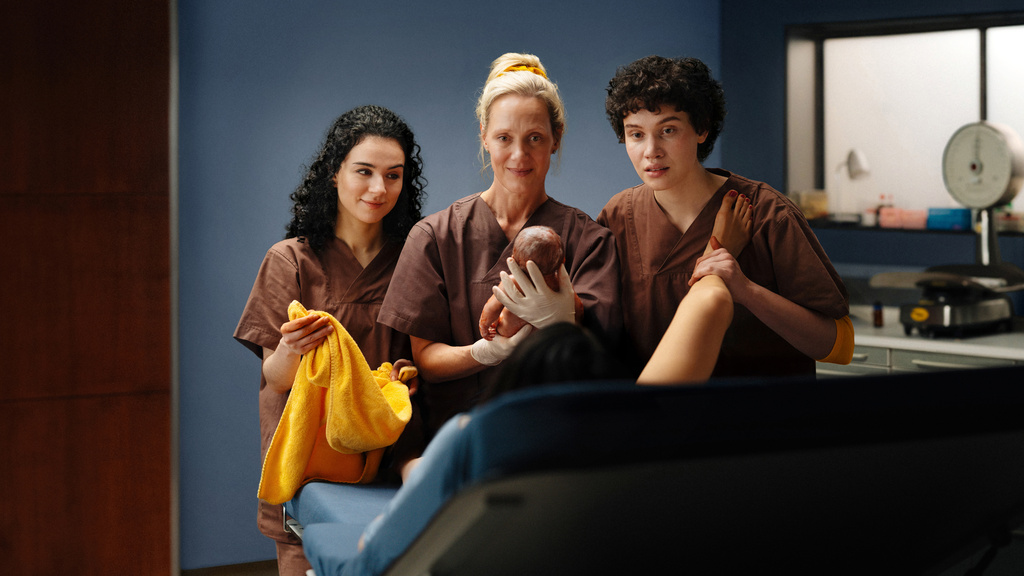 Nalan Arzouni (Mariam Hage), Anna Koch (Anna Schudt), und Greta Malinger (Lydia Amasko).