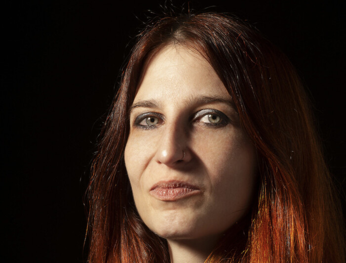 Portraitfoto Ginevra Lamberti, die ihren neuen Roman „Das Wasser wiegt schwerer als die Zeit“ mit einer Lesereise in Deutschland vor