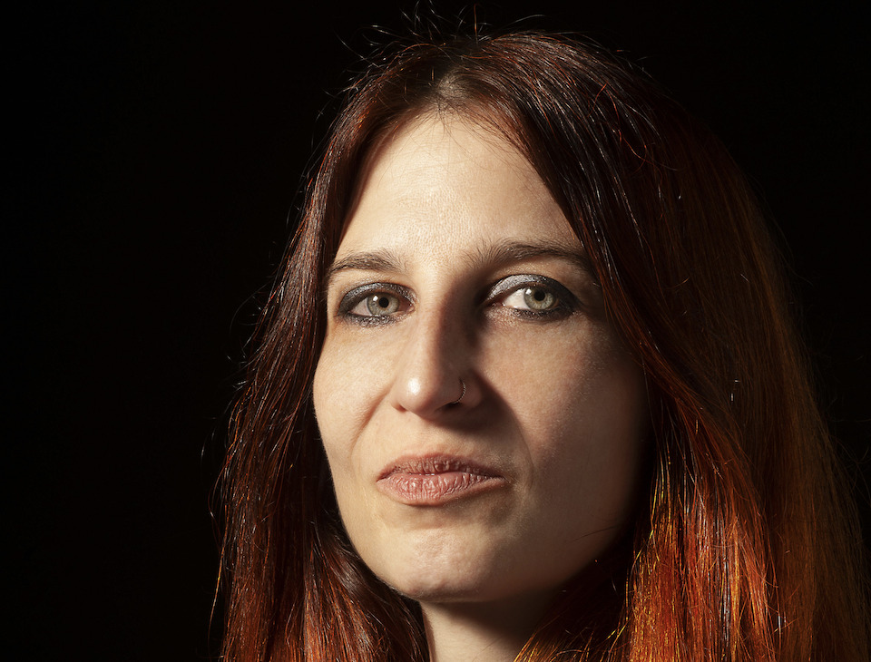 Portraitfoto Ginevra Lamberti, die ihren neuen Roman „Das Wasser wiegt schwerer als die Zeit“ mit einer Lesereise in Deutschland vor