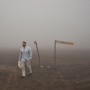 Florian Künstler vor einer trostlosen Landschaft.