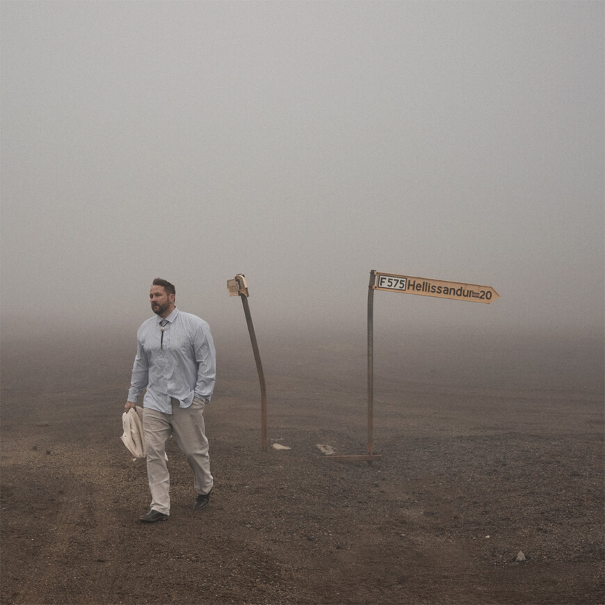 Florian Künstler vor einer trostlosen Landschaft.