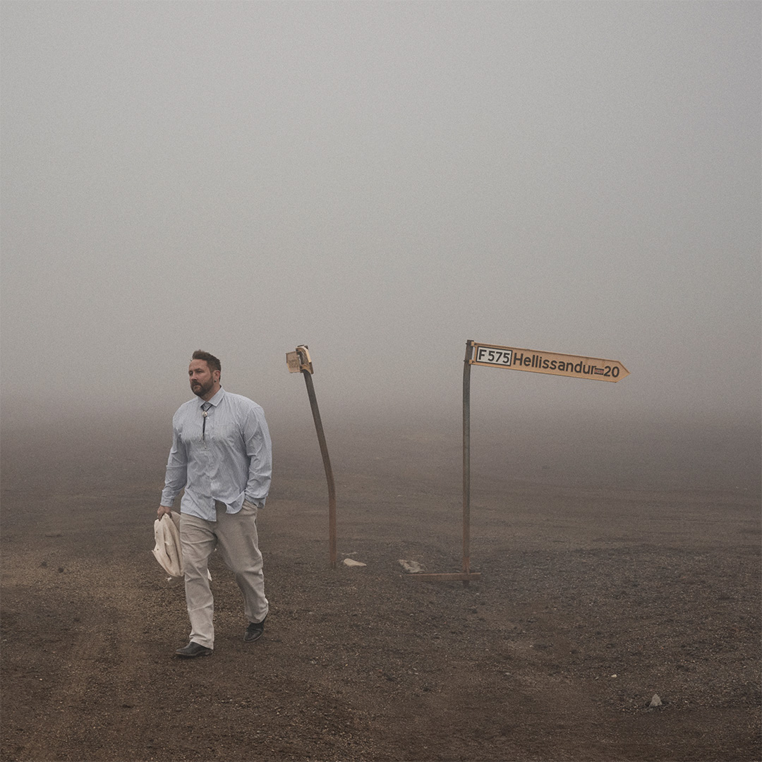 Florian Künstler vor einer trostlosen Landschaft.