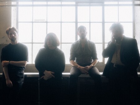 Gilla Band for einem hellen Fenster