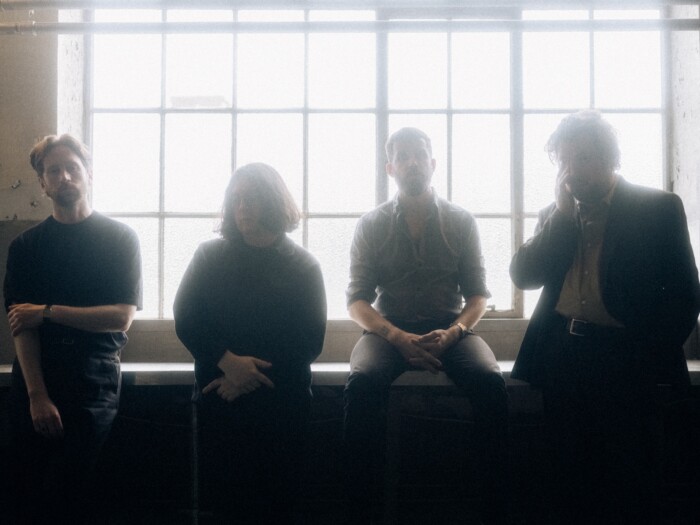 Gilla Band for einem hellen Fenster