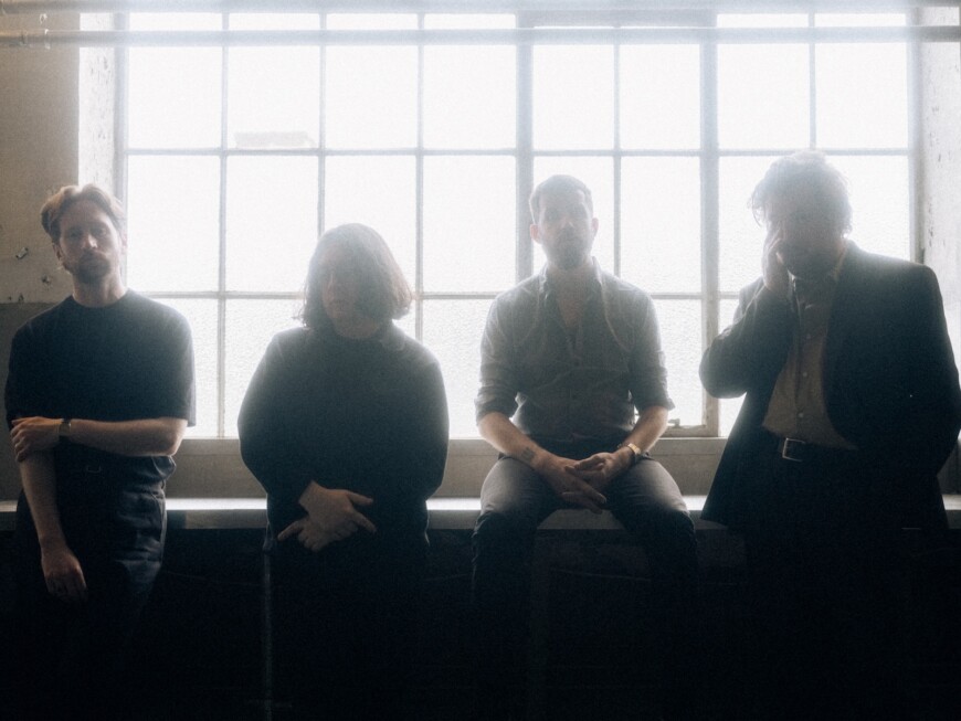 Gilla Band for einem hellen Fenster