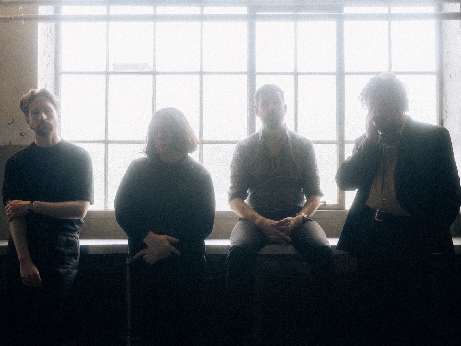 Gilla Band for einem hellen Fenster
