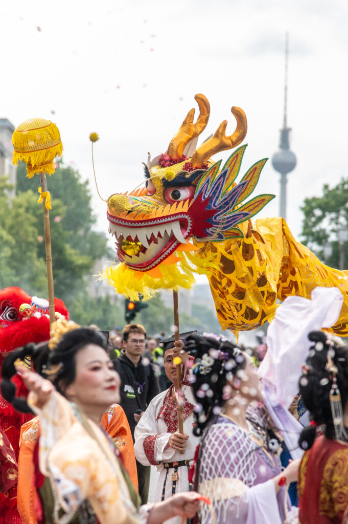 Ein Bild der Parade beim Karneval der Kulturen. Abgebildet ist „Hello China“ mit einer großen Drachengestalt.