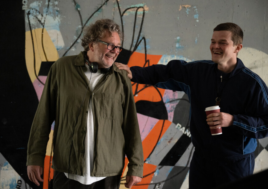 Regisseur Kirk Jones und Robert Aramayo (John Davidson) beim Dreh von „Veflucht normal“