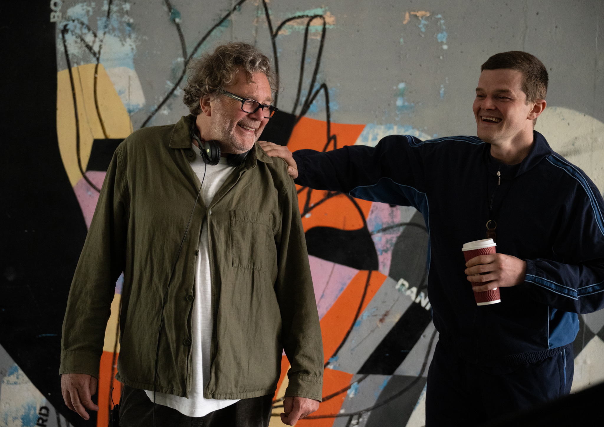 Regisseur Kirk Jones und Robert Aramayo (John Davidson) beim Dreh von „Veflucht normal“