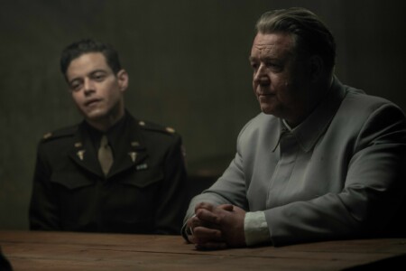 Rami Malek und Russell Crowe in dem Film „Nürnberg“, der jetzt in den Kinos startet.