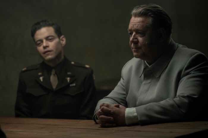 Rami Malek und Russell Crowe in dem Film „Nürnberg“, der jetzt in den Kinos startet.