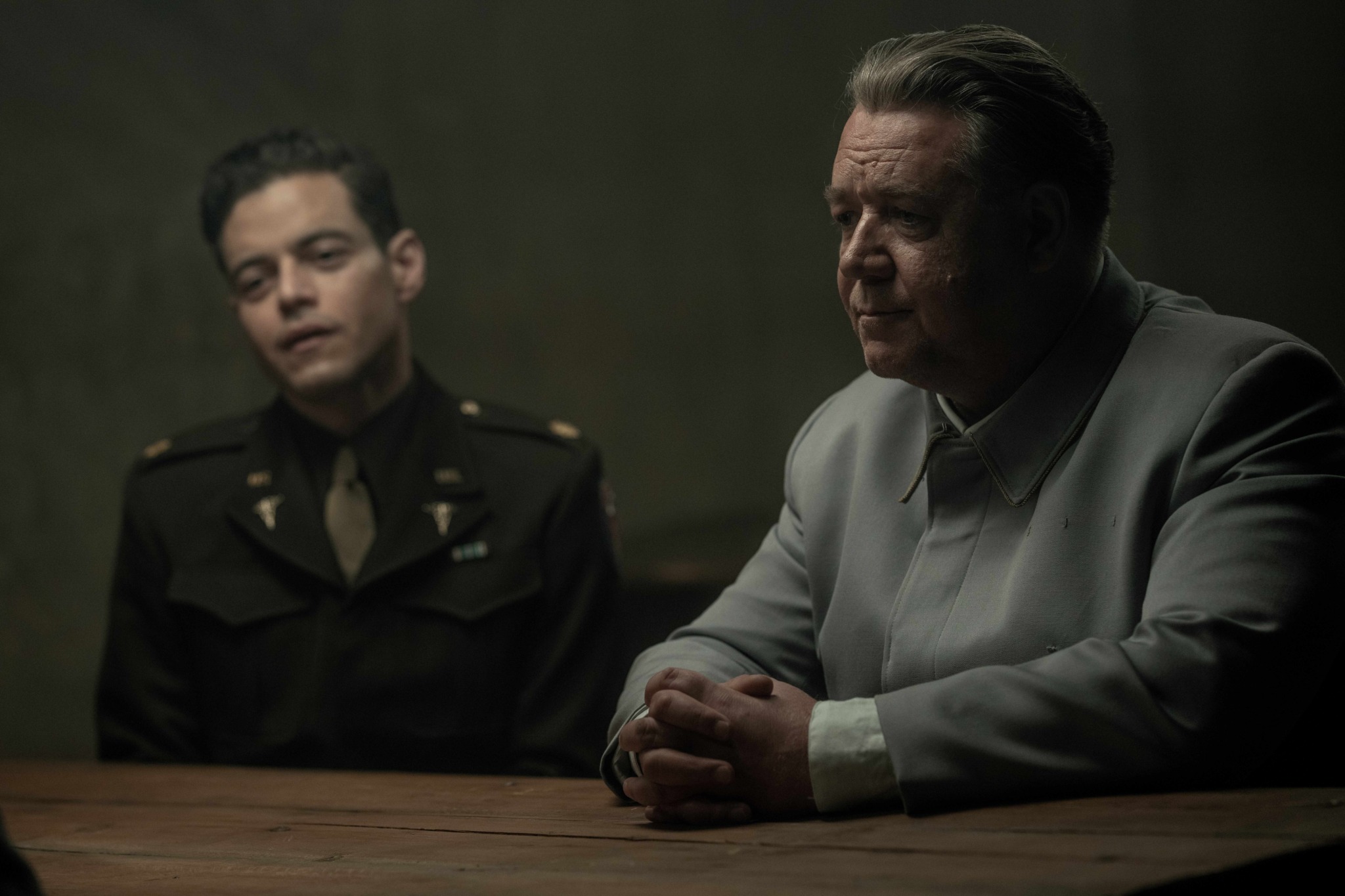 Rami Malek und Russell Crowe in dem Film „Nürnberg“, der jetzt in den Kinos startet.