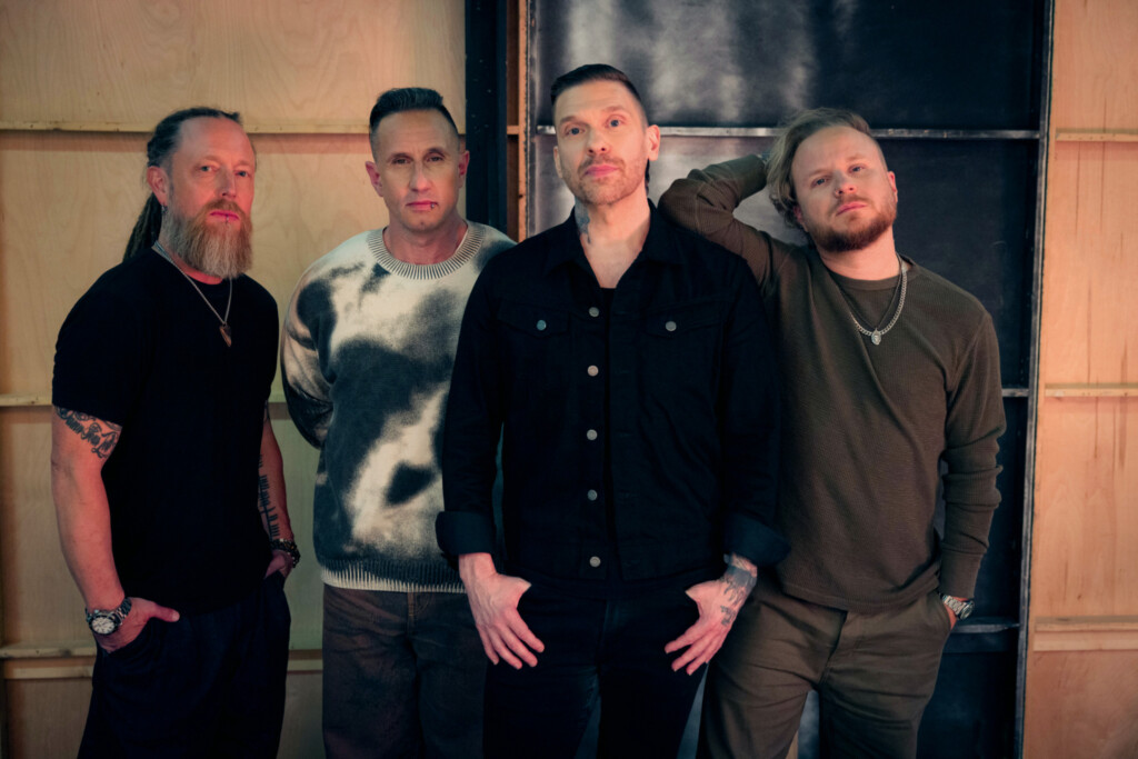 Die vierköpfige Band Shinedown schaut in die Kamera.