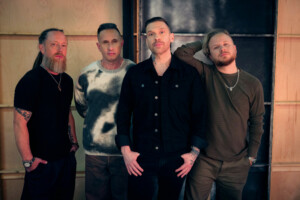 Die vierköpfige Band Shinedown schaut in die Kamera.