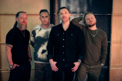 Die vierköpfige Band Shinedown schaut in die Kamera.