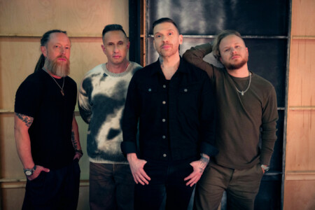 Die vierköpfige Band Shinedown schaut in die Kamera.