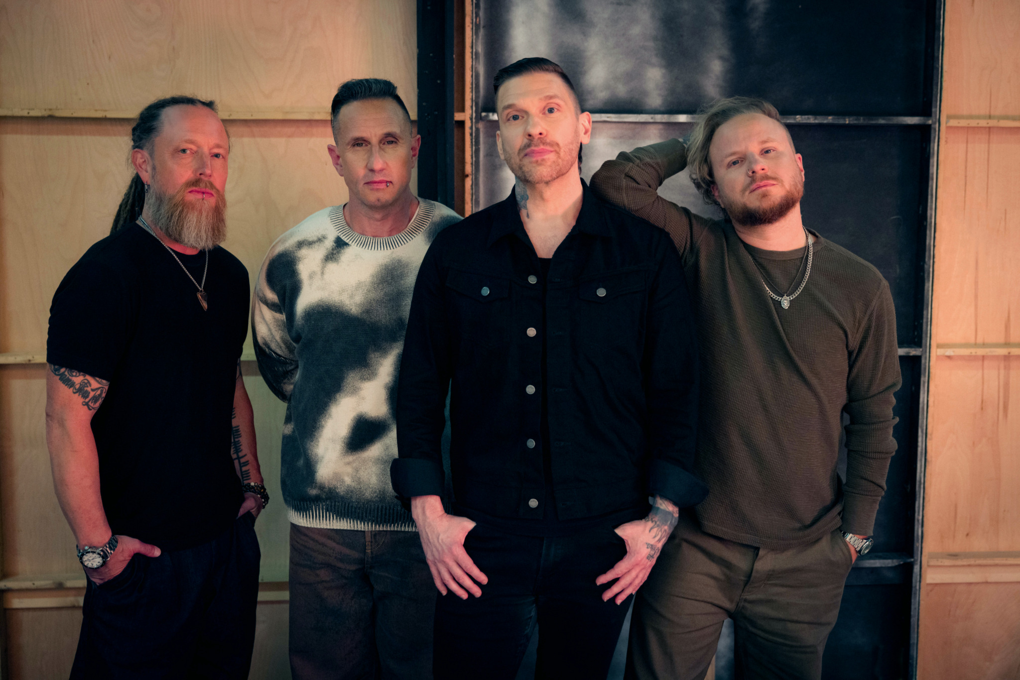 Die vierköpfige Band Shinedown schaut in die Kamera.