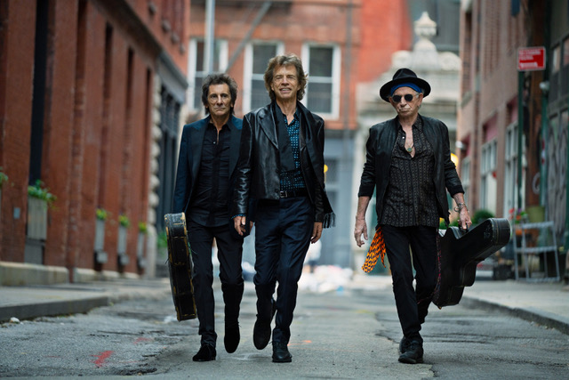 Die Rolling Stones mit Gitarrenkoffern.