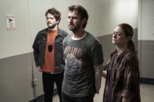 Bild aus „The Terror": Pepper (Dan Stevens) wird von zwei Personen in die psychiatrische Klinik geführt.