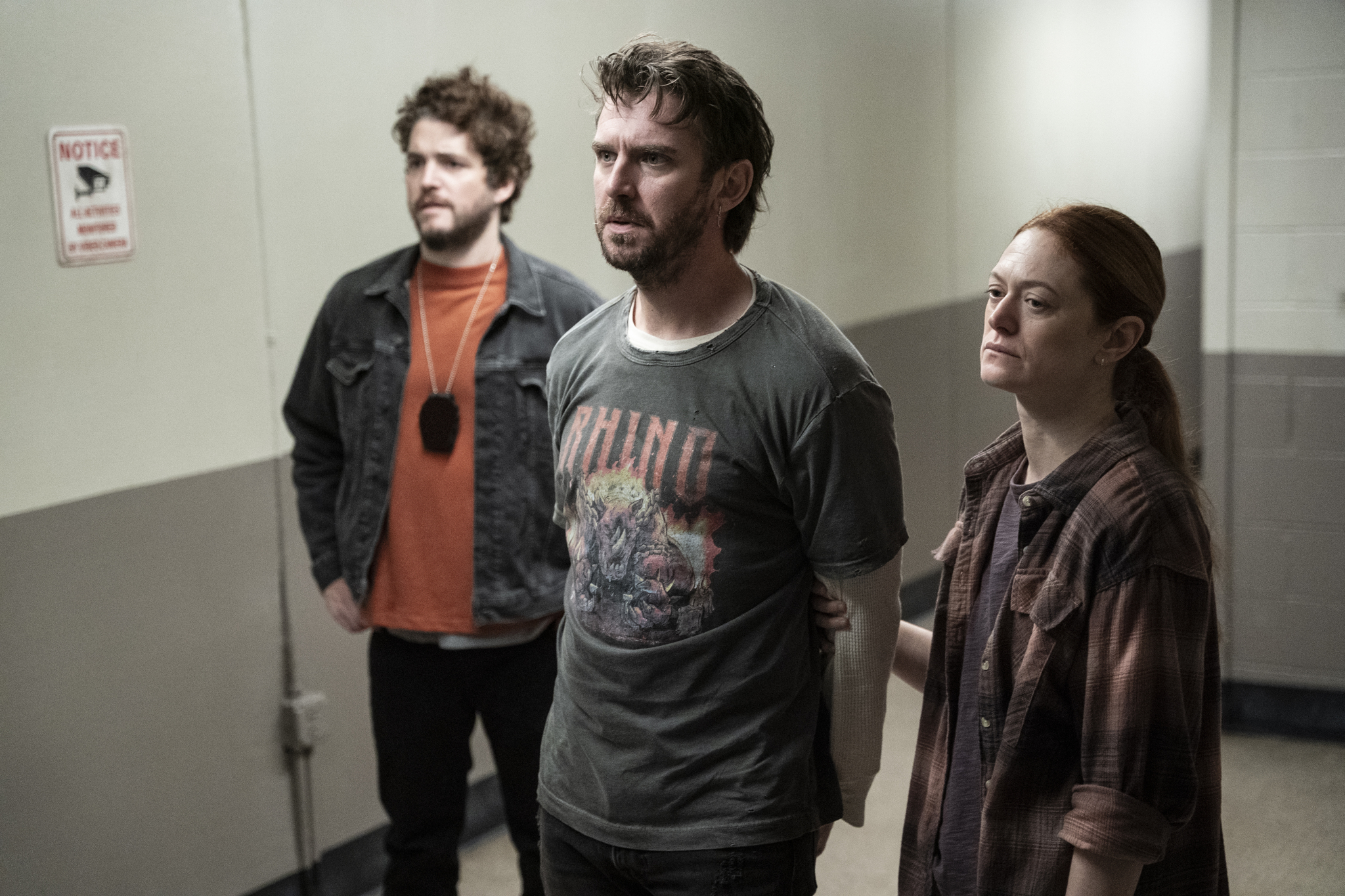 Bild aus „The Terror": Pepper (Dan Stevens) wird von zwei Personen in die psychiatrische Klinik geführt.