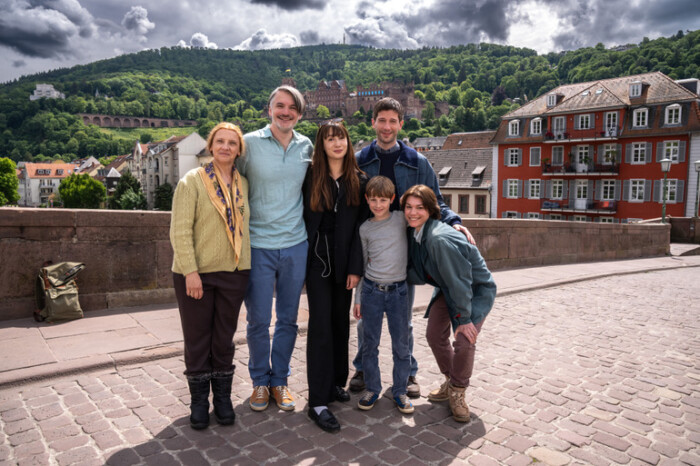 Die Schauspieler, die Regisseurin und der Autor sind bei den Dreharbeiten zum neuen Film zu sehen.