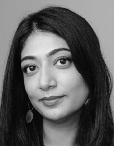 Portraitfoto Nussaibah Younis, die mit einer Lesereise ihrem Debütroman „Fundamentalös“ vorstellt