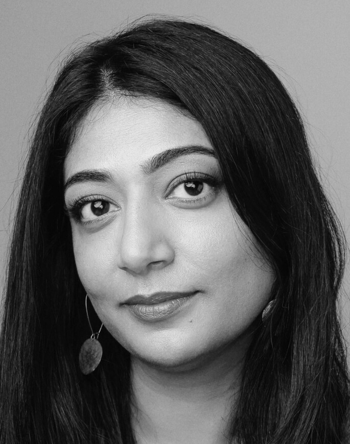 Portraitfoto Nussaibah Younis, die mit einer Lesereise ihrem Debütroman „Fundamentalös“ vorstellt