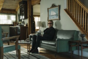 „Father, Mother, Sister, Brother": Der Vater (Tom Waits) sitzt auf dem Sofa.