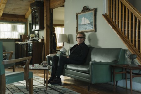 „Father, Mother, Sister, Brother": Der Vater (Tom Waits) sitzt auf dem Sofa.