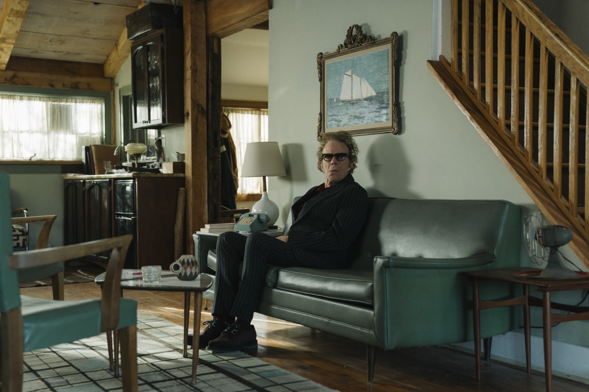 „Father, Mother, Sister, Brother": Der Vater (Tom Waits) sitzt auf dem Sofa.