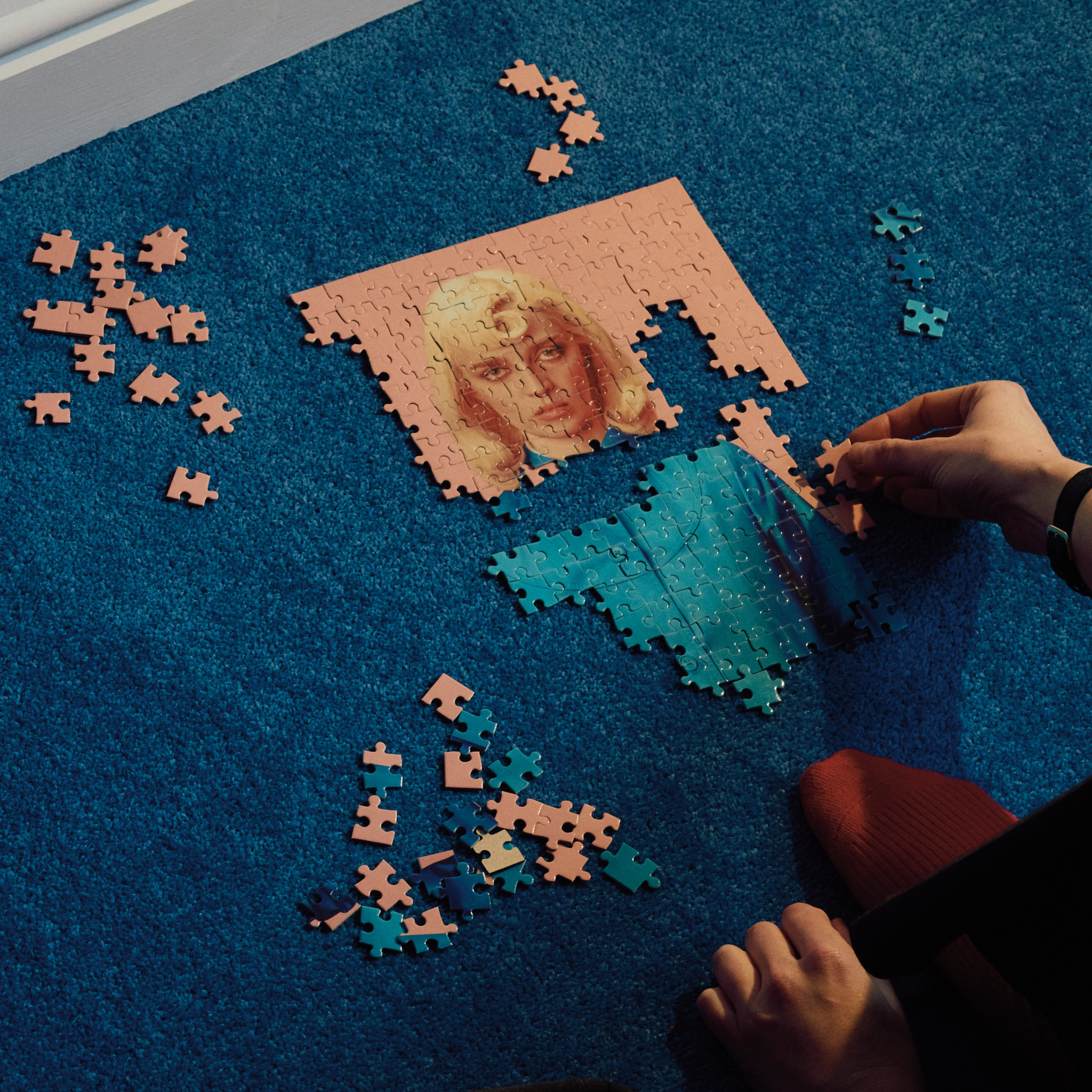 Gia Fords Album Artwork: Ein halbfertiges Puzzle auf einem Teppich, dass die Künstlerin zeigt.
