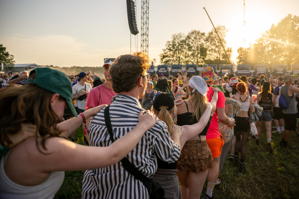 Bei Bosses Song "Schönste Zeit" bildet sich eine Polonaise durch das Publikum des Hurricane Festivals.