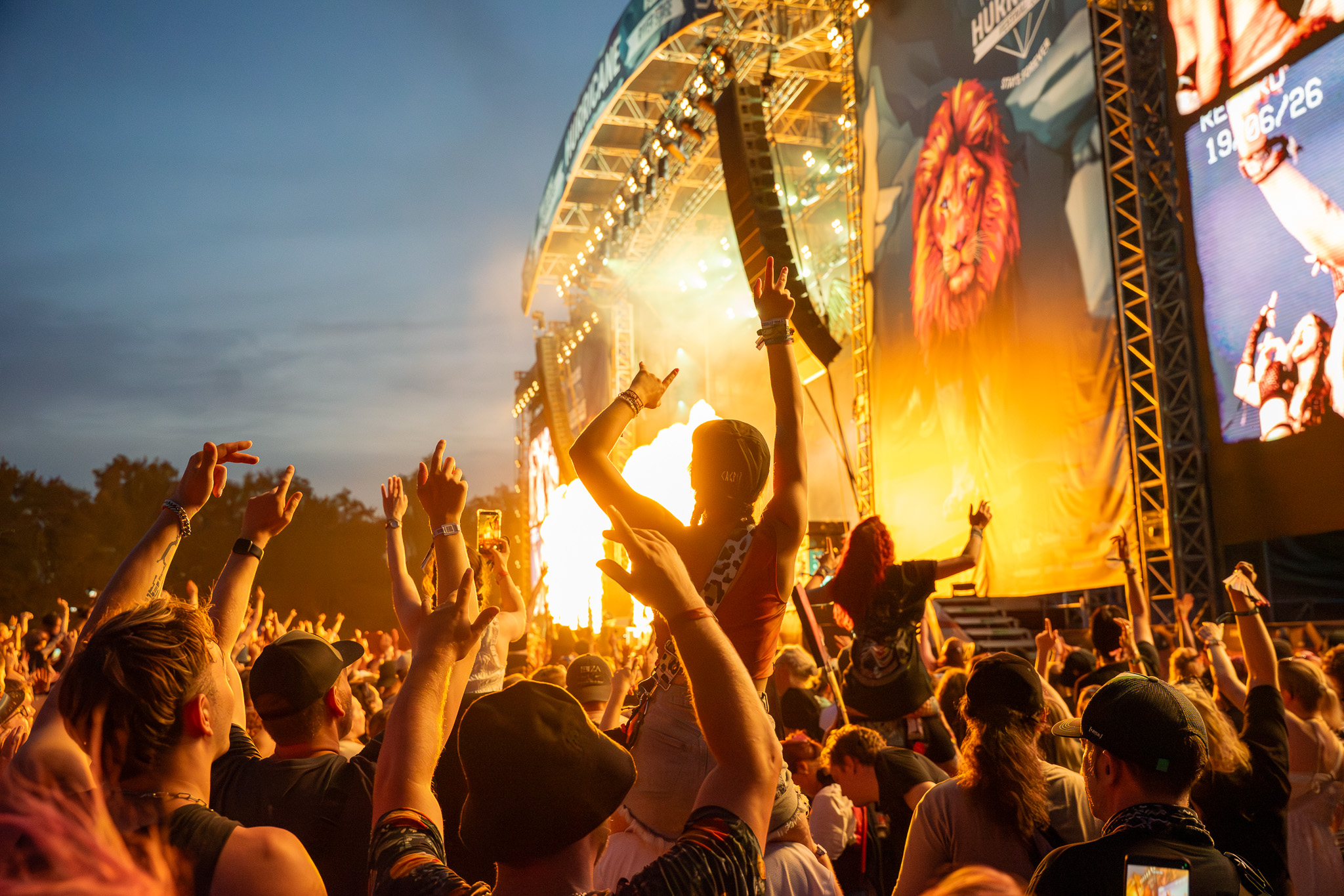 Das Hurricane Festival Publikum feiert beim Headliner Yungblud.