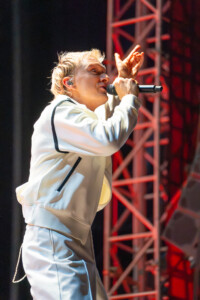 Felix brummer von Kraftklub performt auf der Mainstage