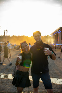 Zwei Gäste des Hurricane Festivals im Sonnenuntergang vor der Mainstage.