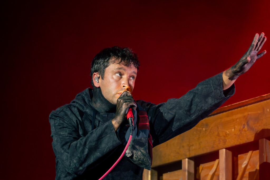 Tyler Joseph von Twenty One Pilots perfomt auf der Bühne des Hurricane Festivals. 