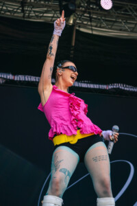 Newcomerin Vicky tanzt bei ihrer Performance auf dem Hurricane Festival.