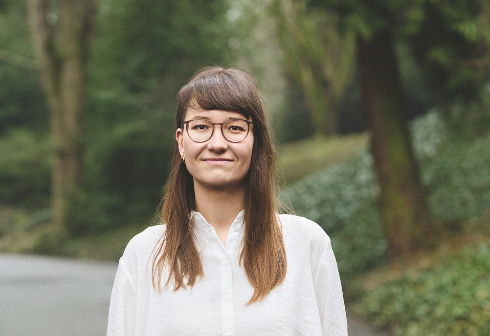 Portraitfoto Elena Fischer, die mit ihrem neuen Roman „Wirf einen Stein“zum Harbour Front Literaturfestival 2026 nach Hamburg kommt