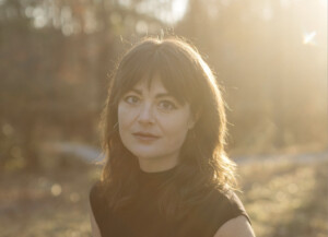 Portraitfoto Elisa Faison, die mit „Konstellationen“ ihren Debütroman veröffentlicht