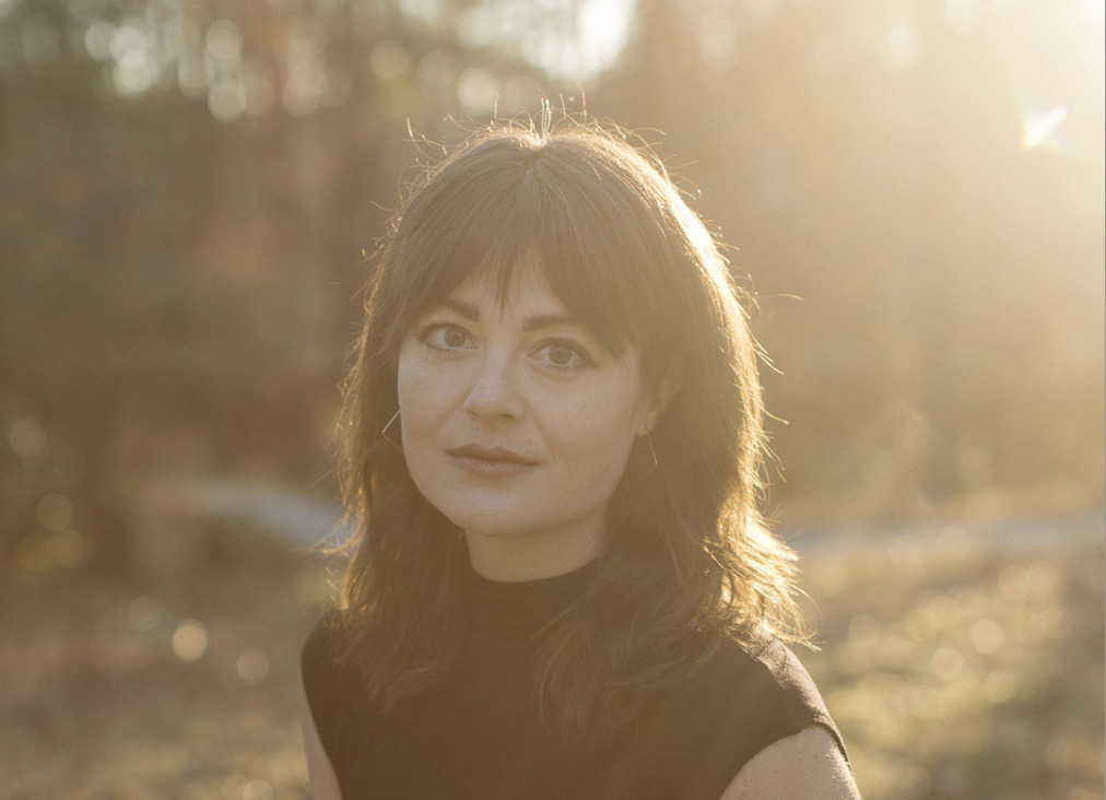 Portraitfoto Elisa Faison, die mit „Konstellationen“ ihren Debütroman veröffentlicht